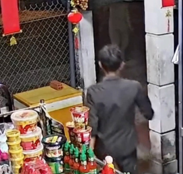 Chồng của bà cũng nhanh chóng chạy ra để phụ vợ tìm nhân vật 'Sim'.