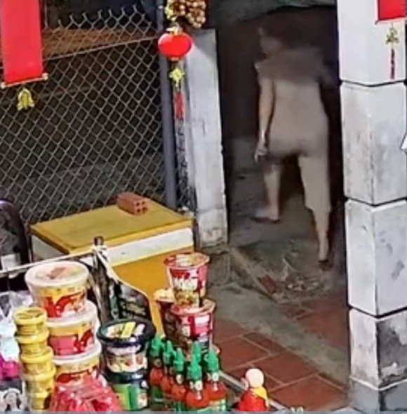 Người phụ nữ hốt hoảng chạy ra sân tìm kiếm 'Sim'