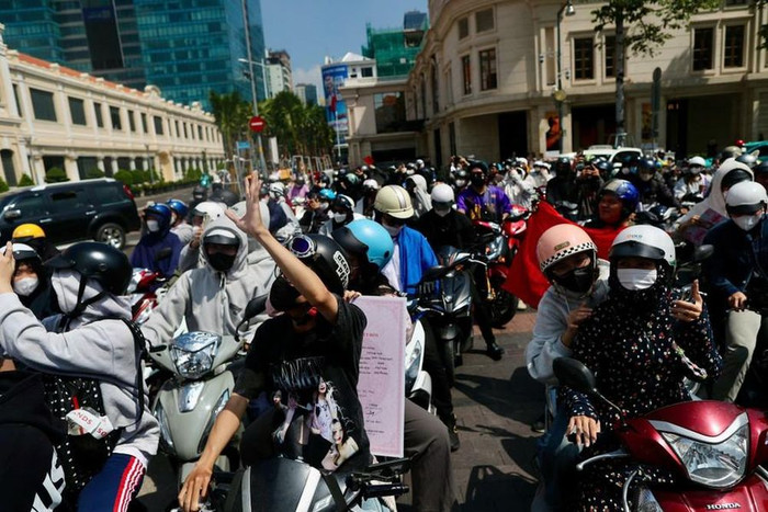 Một người hâm mộ chuẩn bị 'giấy đăng ký kết hôn' thay vì poster đến chào đón Hoa hậu Thanh Thủy trong ngày trở về.