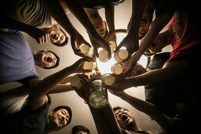 Tại buổi họp lớp, Dư Quang gặp bạn học cũ và được hứa hẹn giúp con trai anh vào trường điểm với chi phí hơn 210 triệu đồng. Ảnh minh hoạ