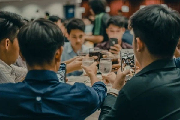 Dù đã chi nhiều tiền mua quà cho người bạn học theo yêu cầu nhưng kết quả nhận được khiến Dư Quang thất vọng vô cùng. Ảnh minh hoạ