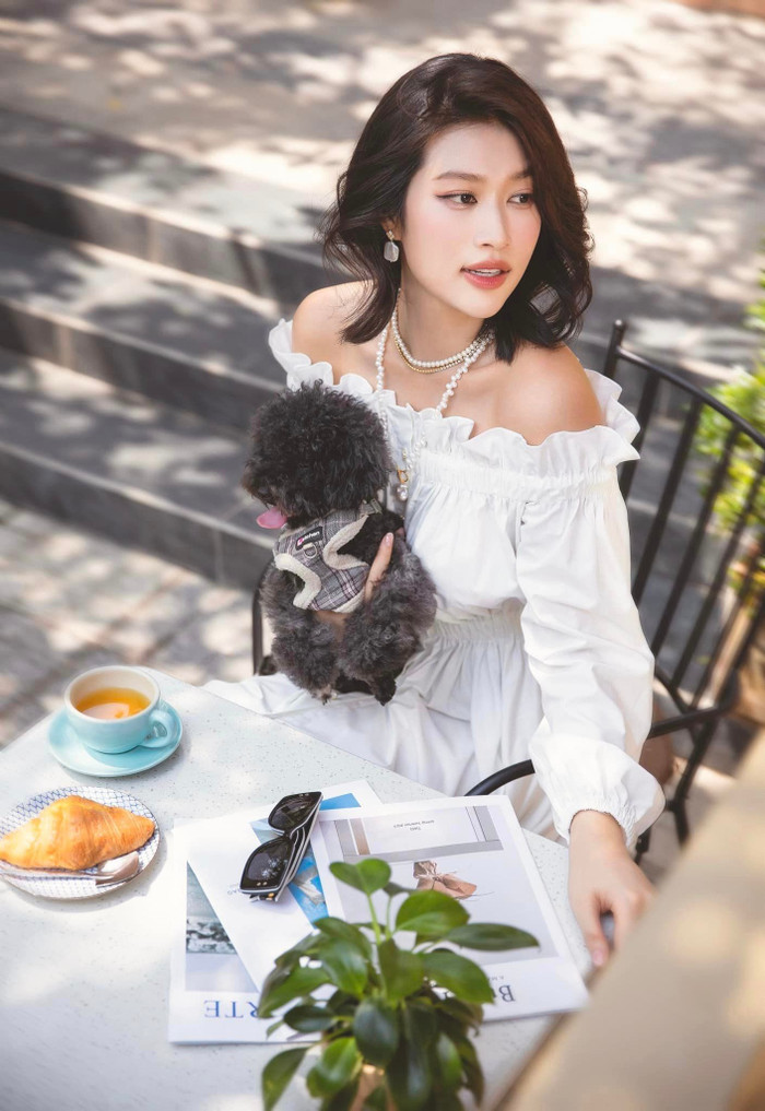 Nhất cử nhất động của Hoa hậu Thiên Ân đều được công chúng quan tâm. (Ảnh FB Lê Thanh Hòa)