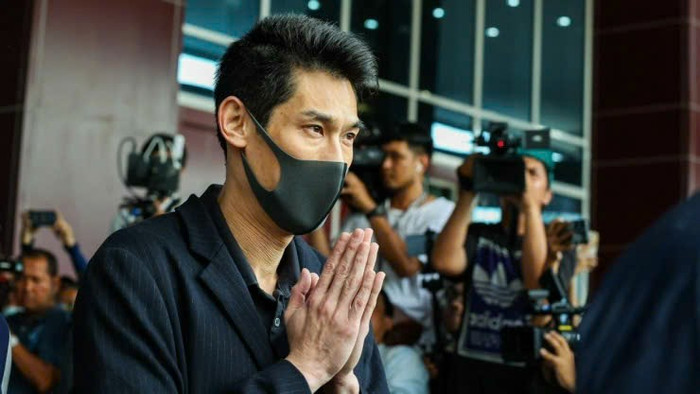 Nam MC cúi đầu xin lỗi khi bị bắt tạm giam. Ảnh: Thairath