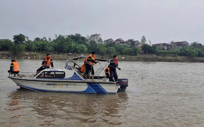Huy động người nhái, thiết bị lặn hiện đại tìm 4 học sinh lớp 8 mất tích gần cầu Phong Châu Ảnh 2