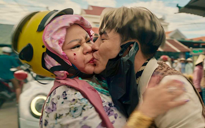 Cảnh hôn môi gây sốc của Lê Dương Bảo Lâm và Lê Giang trong phim Tết của Trấn Thành Ảnh 2