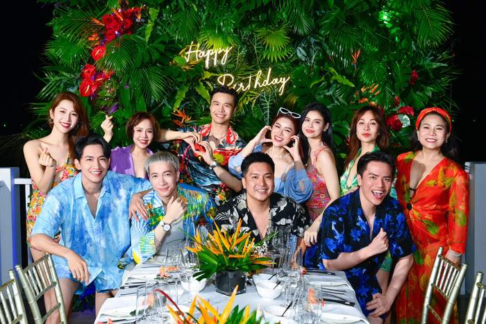 Võ Cảnh và Thúy Ngân đứng cạnh nhau khi chụp ảnh trong tiệc sinh nhật của bạn thân. (Ảnh: FBNV)