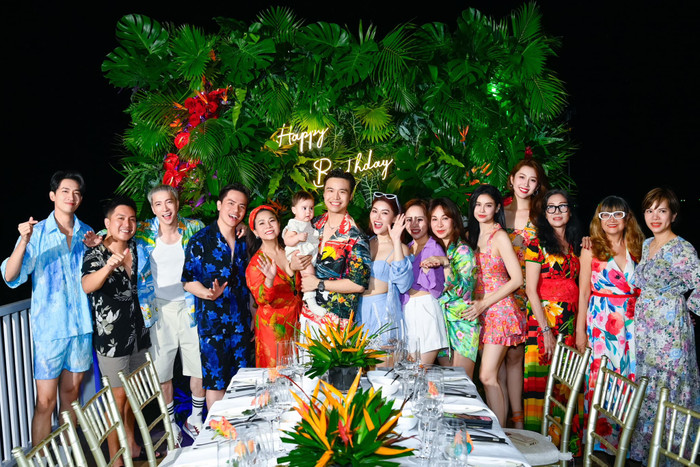 Võ Cảnh diện đồng phục cùng nhóm bạn thân của Thúy Ngân. (Ảnh: FBNV)