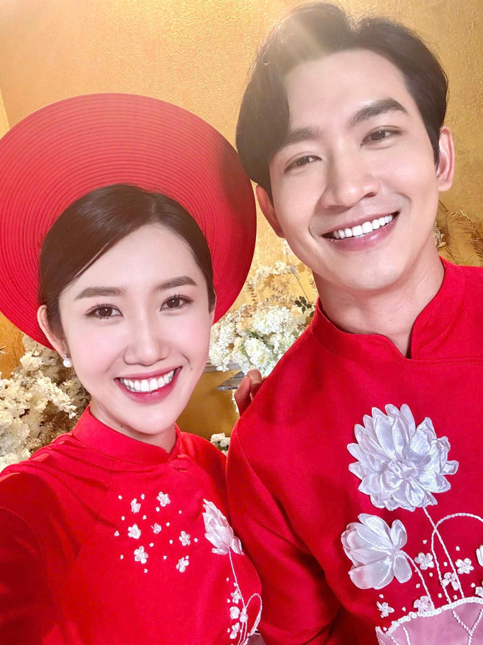 Thúy Ngân và Võ Cảnh từng có cảnh tổ chức đám cưới khi đóng phim chung. Khoảnh khắc cả hai diện áo dài cô dâu chú rể trên màn ảnh khiến nhiều khán giả thích thú. (Ảnh: FBNV)