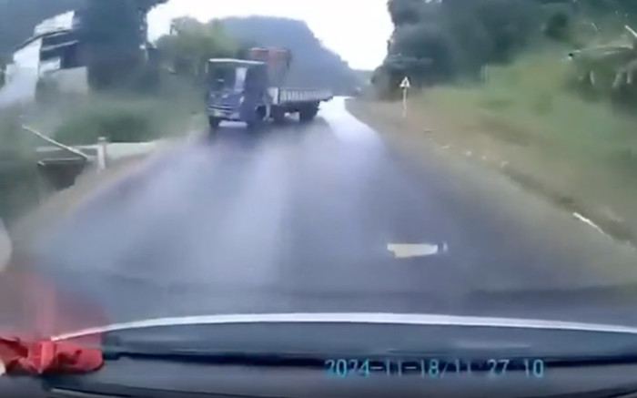 Xe tải lao thẳng xuống vệ đường sau tiếng hét, đoạn hội thoại trong xe gây bức xúc Ảnh 2