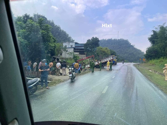 Lực lượng công an có mặt tại hiện trường để làm nhiệm vụ. Ảnh: MXH