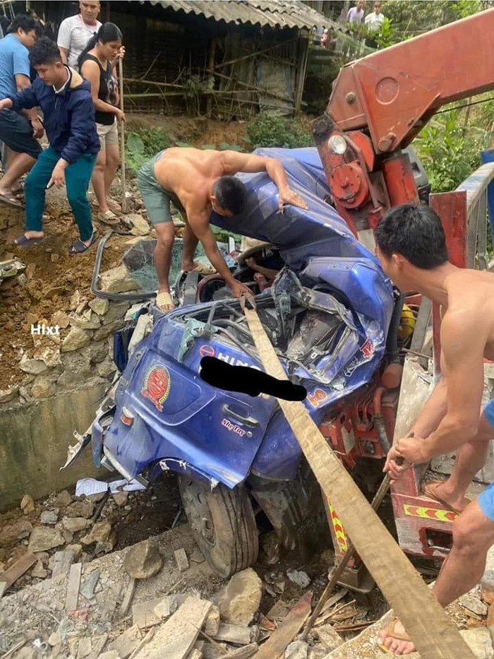 Người dân hỗ trợ, cứu tài xế xe tải ra khỏi cabin. Ảnh: MXH