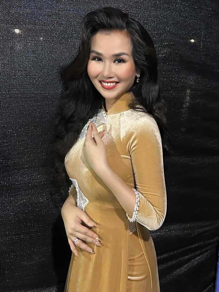 Võ Hạ Trâm đi hát trở lại sau 1 tháng sinh con. Ảnh: FBNV