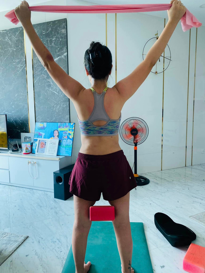 Vóc dáng thon gọn của Võ Hạ Trâm sau sinh. Ảnh: FBNV