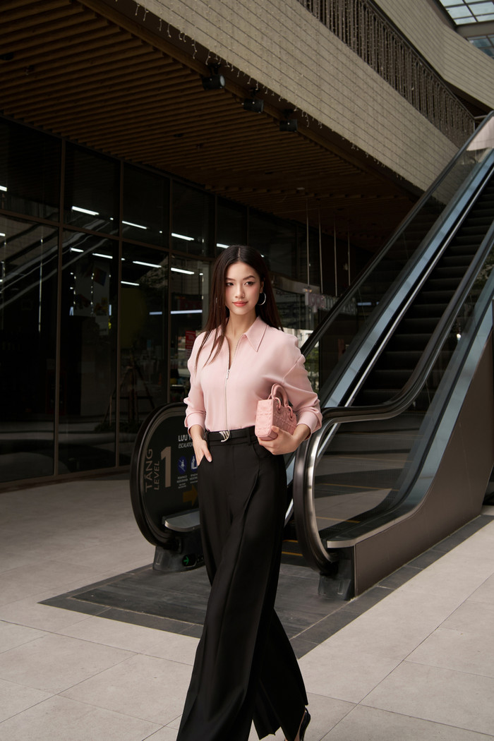 Điểm mạnh của quần ống suông là khả năng che khuyết điểm một cách khéo léo, tạo dáng thon gọn mà không quá ôm sát. Đặc biệt, khi phối hợp cùng giày cao gót, chiếc quần này sẽ giúp nàng thêm phần cao ráo và tự tin hơn. 