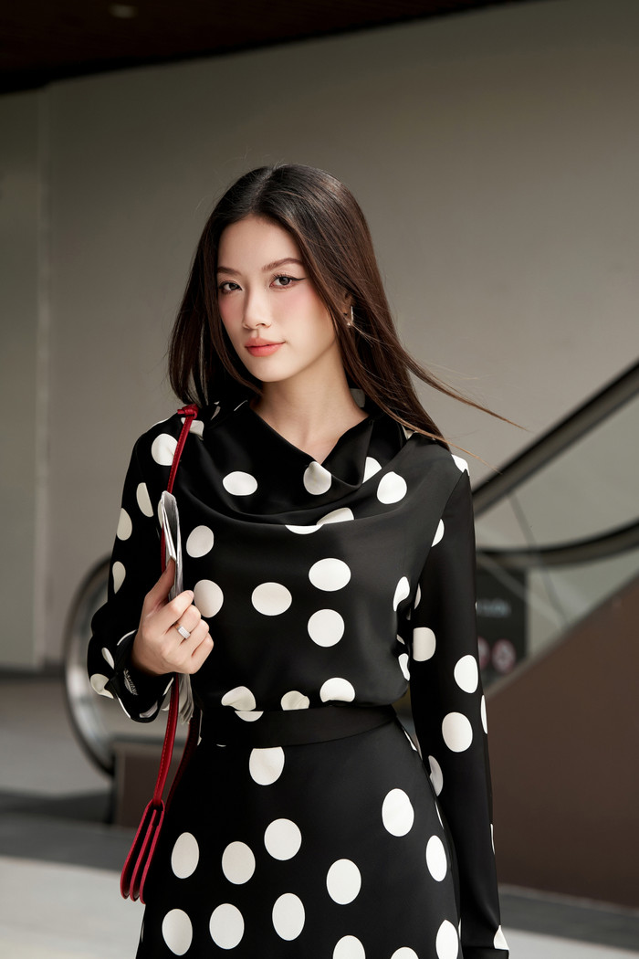 Nếu muốn một chút phá cách, cô giáo hãy thử chọn váy liền thân với họa tiết chấm bi lớn hơn, kết hợp cùng thắt lưng nhẹ nhàng để tạo điểm nhấn ở vòng eo. Dù diện khi lên lớp giảng dạy hay sự kiện tri ân, họa tiết chấm bi luôn đảm bảo mang lại vẻ ngoài thanh lịch và duyên dáng.