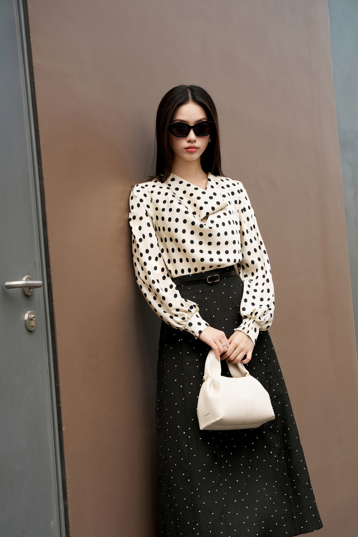 Họa tiết chấm bi từ lâu đã trở thành biểu tượng vượt thời gian trong làng thời trang. Với những đường nét nhỏ xinh, họa tiết này vừa mang lại cảm giác cổ điển, vừa toát lên nét trẻ trung, hiện đại. Một chiếc áo cách điệu họa tiết chấm bi kết hợp cùng quần tây ống suông hoặc chân váy chữ A sẽ tạo nên tổng thể hài hòa, đầy cuốn hút.
