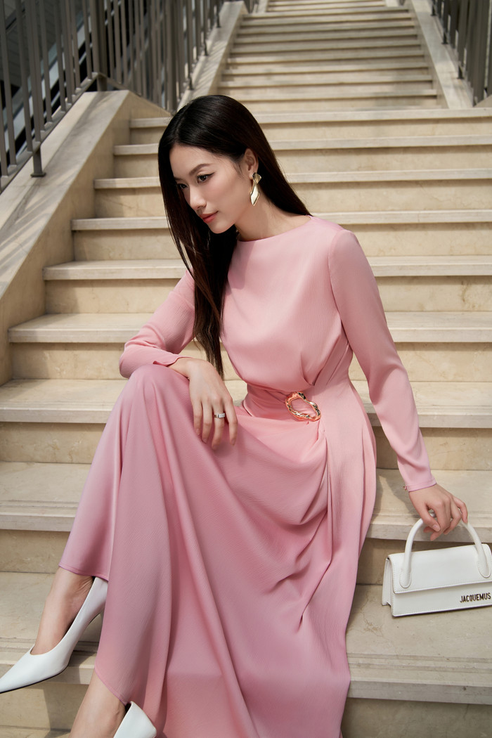 Váy liền cổ sơ mi với đường cắt sắc sảo và phần cổ gọn gàng lại mang đến nét chuyên nghiệp đặc trưng. Đây là lựa chọn hoàn hảo để cô giáo khéo léo chuyển đổi giữa sự thanh lịch nơi công sở và sự thoải mái trong các sự kiện ngoài giờ làm việc.