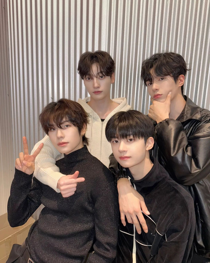 Taeseon trong đội hình của nhóm nhạc UNNAME. 