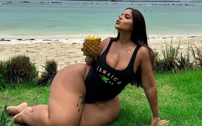 Nữ người mẫu sống khổ sở vì vòng ba đạt 1,4m Ảnh 2