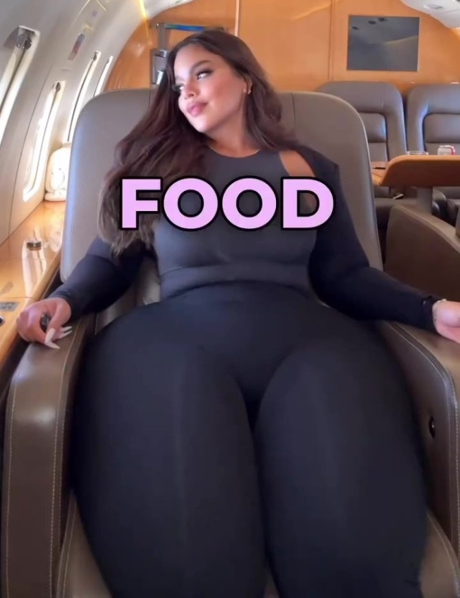 Vì vòng ba to quá mức, nữ người mẫu 27 tuổi phải thường xuyên di chuyển bằng chuyên cơ riêng mỗi khi muốn đi du lịch. 