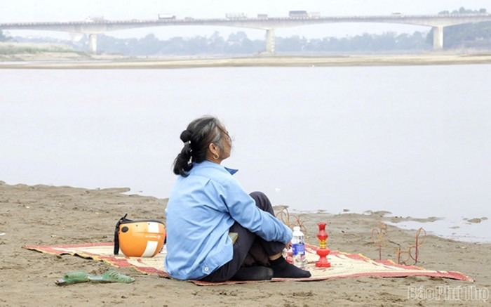 Xúc động hình ảnh bờ sông Thao: Tiếng khóc nhói lòng gọi tên những học sinh xấu số Ảnh 2