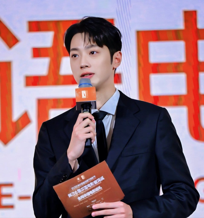 Tuy nhiên, tháng 6/2024, nam diễn viên lại bất ngờ tuyên bố giải nghệ khiến nhiều người tiếc nuối. 