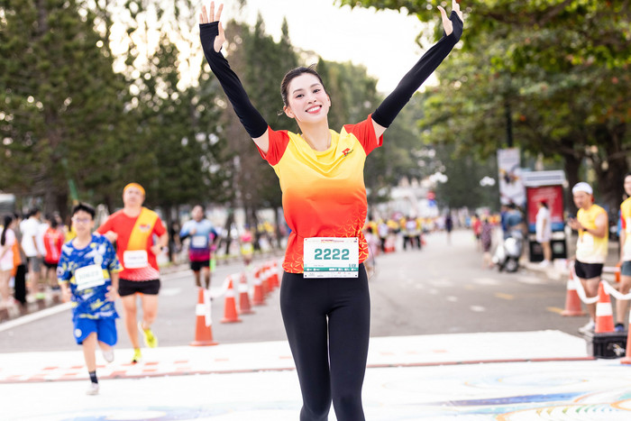 Hoa hậu Tiểu Vy cũng hoàn thành cung đường 5km. Người đẹp được khen ngợi có diện mạo rạng rỡ dù xuất hiện với gương mặt ít son phấn. 