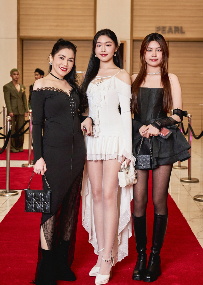 Từ sau sinh nhật 18 tuổi, con gái Quyền Linh bắt đầu chịu ăn mặc 'hở' với nhiều bộ cánh quyến rũ, ra dáng thiếu nữ trưởng thành. Tuy nhiên, cô nàng không phô phang hình thể quá đà để tránh gây phản cảm mỗi khi dự sự kiện. Đồng thời, ở giai đoạn này, cả Lọ Lem và em gái đều bắt đầu yêu thích sử dụng đồ hiệu. 