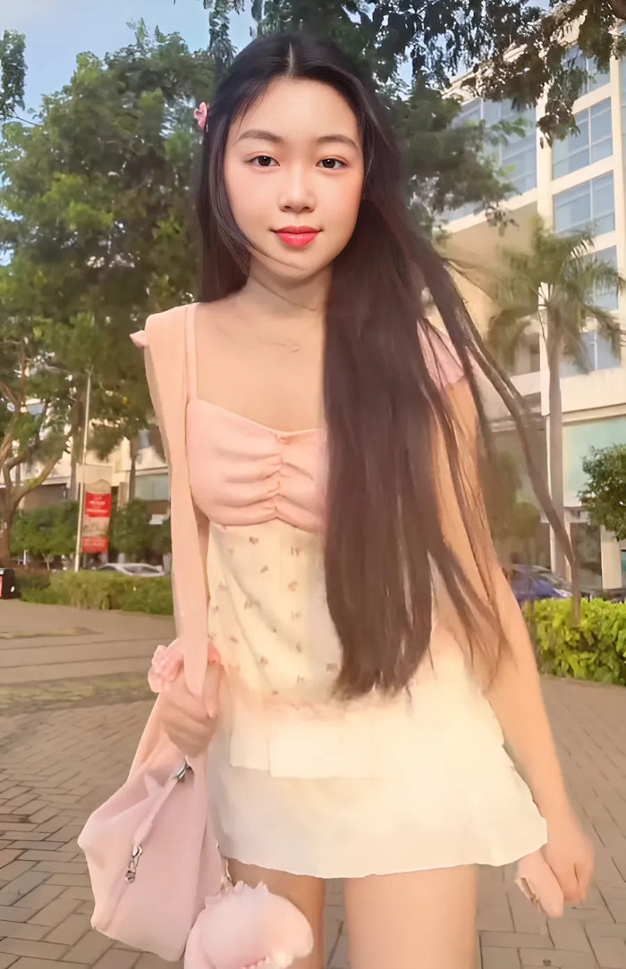 Mới đây, con gái lớn Quyền Linh trở thành tâm điểm mạng xã hội khi đăng tải đoạn clip khoe dáng ngoài công viên. Cô nàng diện trên người trang phục có tông màu hồng ngọt ngào được phối giữa áo thun cổ vuông và váy ngắn.