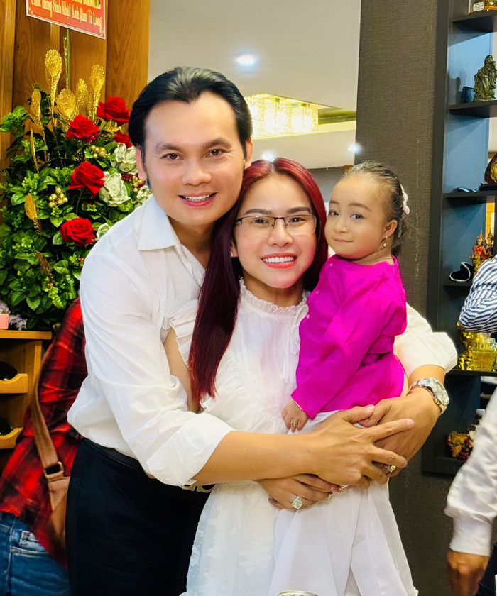 Bình Tinh và con gái nuôi của NSƯT Kim Tiểu Long có cùng ngày, tháng sinh. 