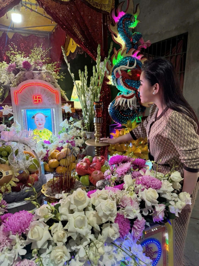 Nghệ sĩ Bình Tinh đến tiễn con gái nuôi của NSƯT Kim Tiểu Long trong đêm cuối. (Ảnh: FBNV)