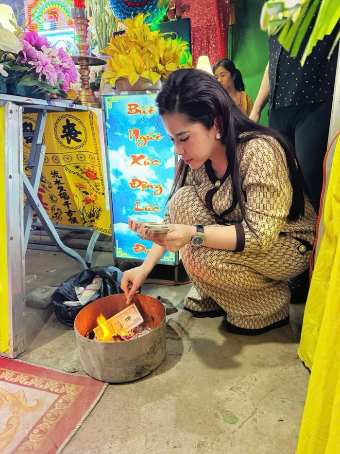 Bình Tinh vô cùng đau buồn khi Kim Tiểu Ly qua đời.