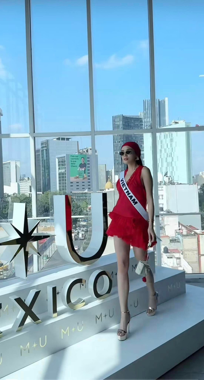 Kỳ Duyên sải bước đầy tự tin tại Mexico. 