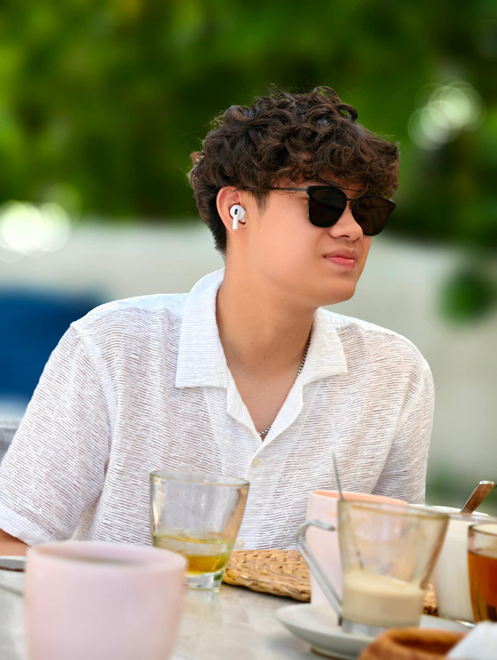 Vẻ ngoài điển trai của quý tử Tony nhà Hiền Mai và chồng doanh nhân.