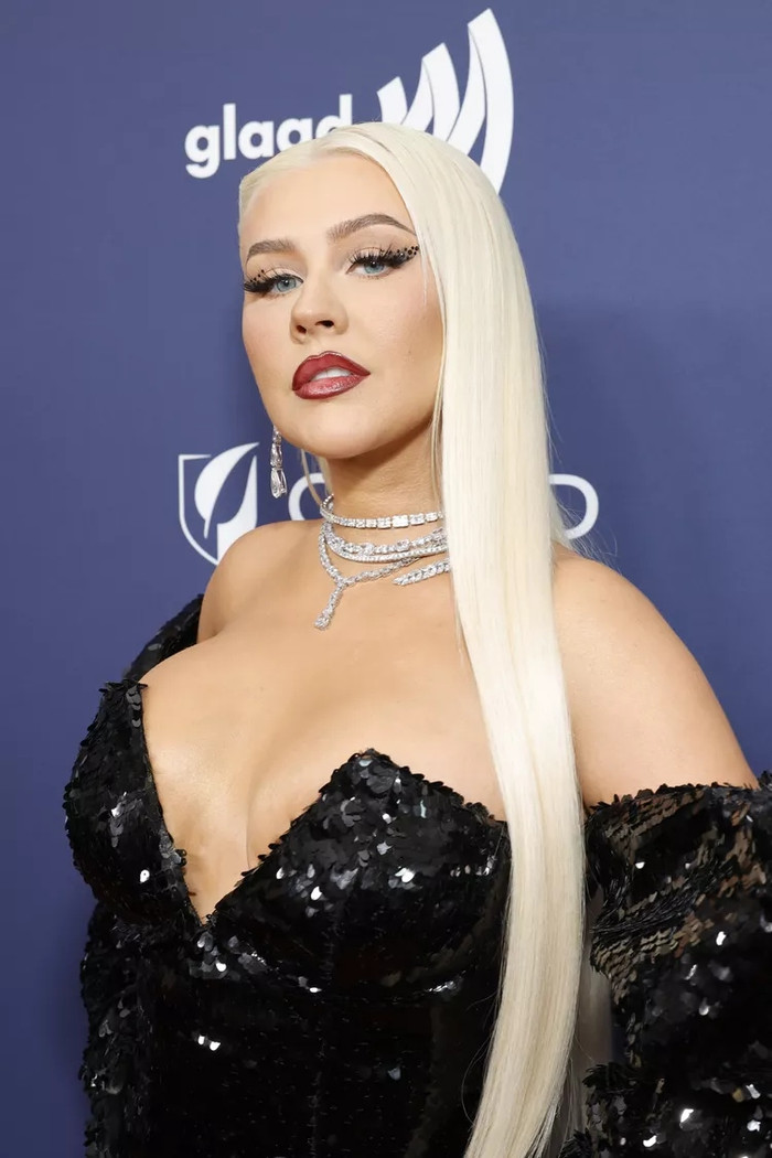 Christina Aguilera đã diện lại kiểu tóc nổi tiếng của mình từ MV “Lady Marmalade”.