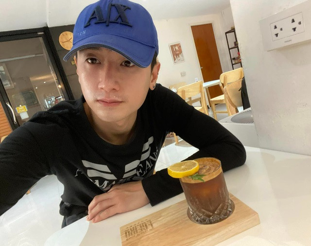 Nam diễn viên hiện sống ở Thái Lan, không còn đóng phim mà chuyển sang quay video đăng lên kênh YouTube.