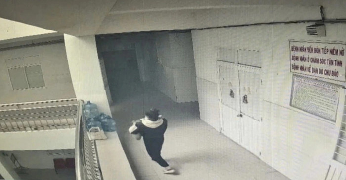 Camera ghi lại cảnh em bé mới sinh bị người phụ nữ bắt cóc trong bệnh viện 