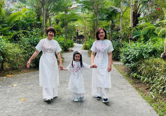 MC Diễm Quỳnh sinh 2 con gái, cách nhau 18 năm.