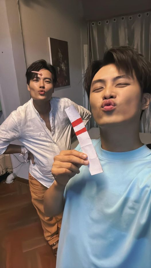 Võ Tấn Phát khoe 'tin vui' cùng Gin Tuấn Kiệt.