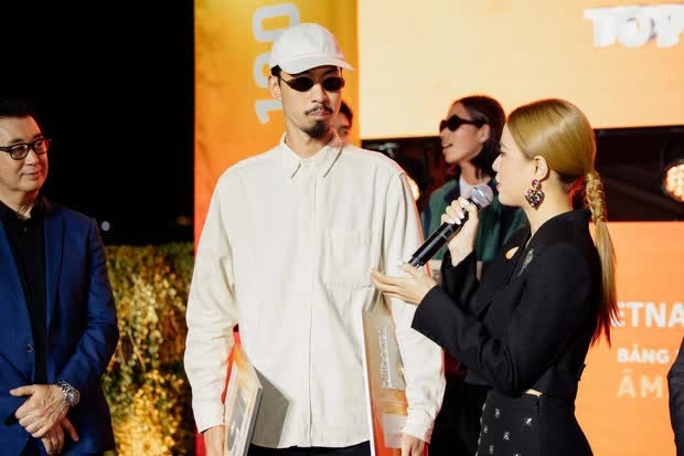 Hoàng Thùy Linh và Đen Vân vướng nghi vấn hẹn hò.