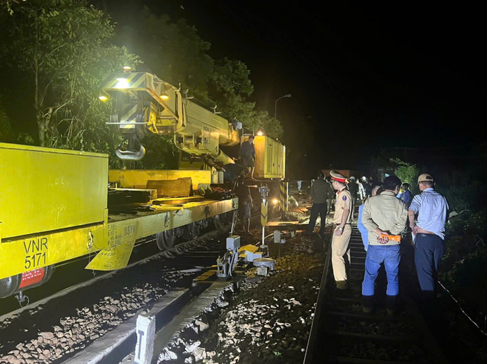 Hiện trường vụ tàu hoả chở hàng bị trật bánh. Ảnh: VietNamNet