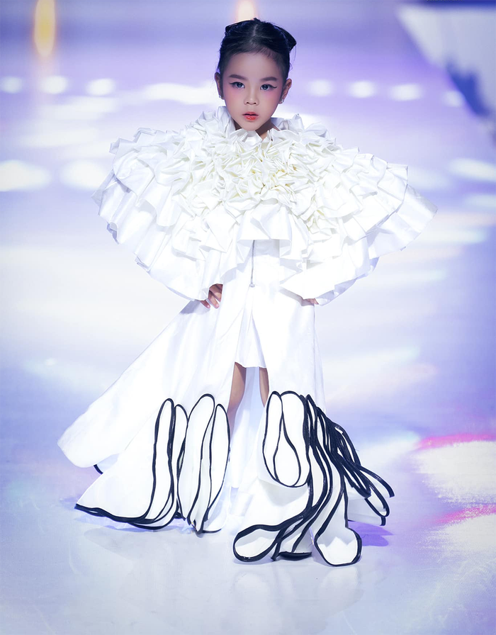 Jennie Bảo Châu có kinh nghiệm ở nhiều sàn catwalk trong nước lẫn quốc tế.