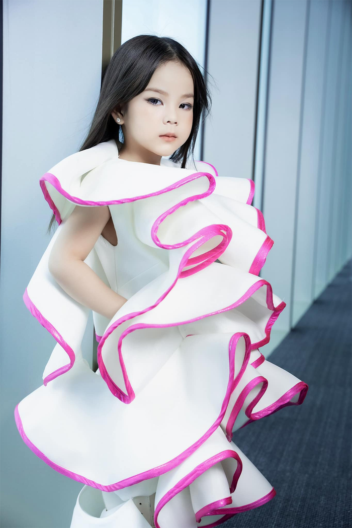 Danh tính mẫu nhí 3 tuổi vừa gây sốt tại một sự kiện thời trang Ảnh 4