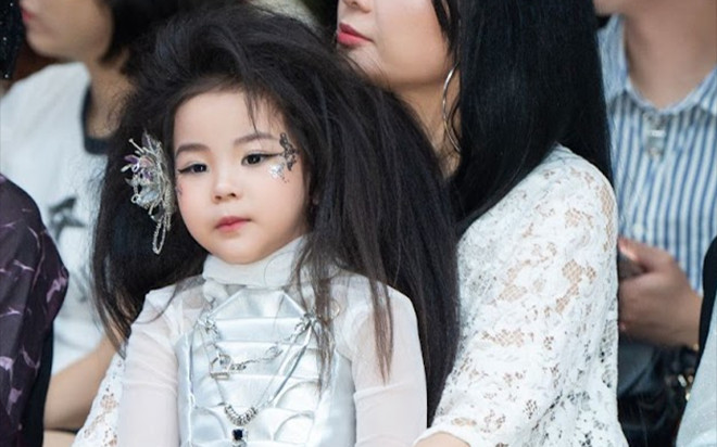 Danh tính mẫu nhí 3 tuổi vừa gây sốt tại một sự kiện thời trang Ảnh 2