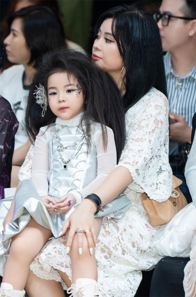 Jennie Bảo Châu chỉ mới 3 tuổi, song sở hữu thần thái 'chuẩn model'.