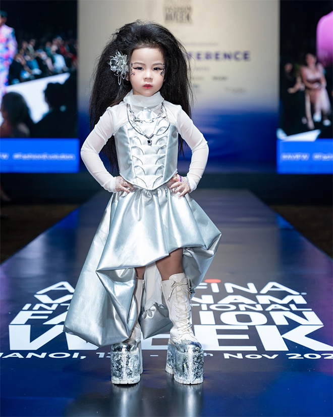 Mẫu nhí đang gây xôn xao giới thời trang những ngày gần đây.