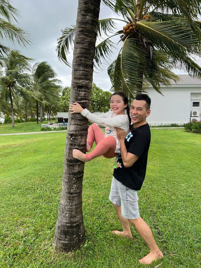 Lý Bình thân thiết với Mia, anh lo cho con từng miếng ăn, giấc ngủ.