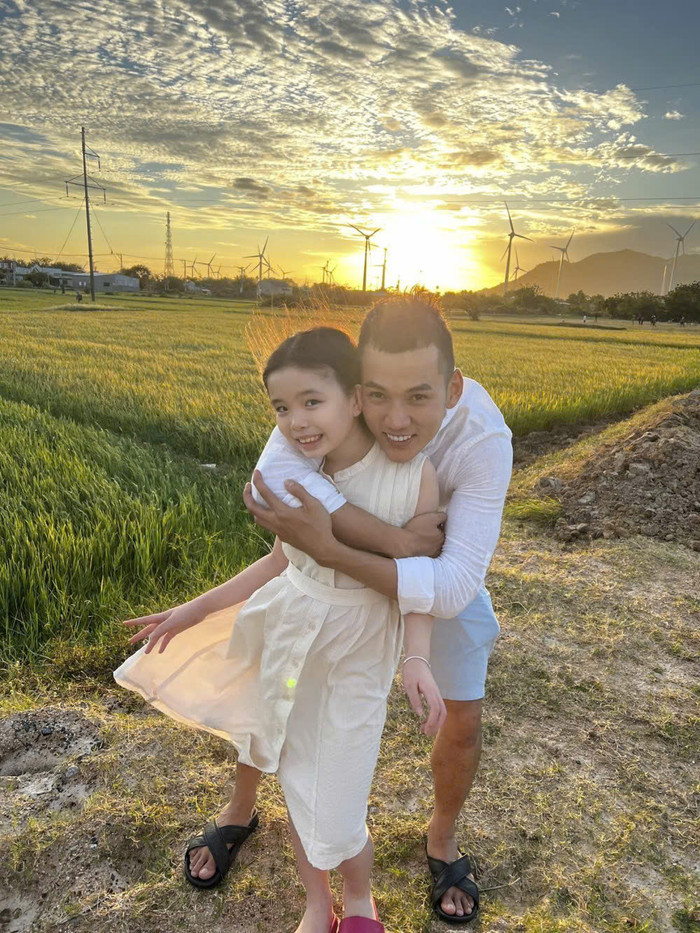 Lý Bình chăm sóc Mia như con ruột.