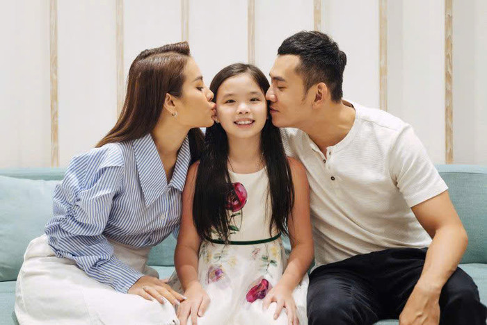 Mia hạnh phúc khi nhận được tình yêu thương vô bờ của cha dượng.