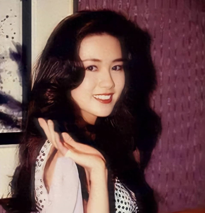 Lý Lệ Trân thời trẻ rất đẹp và quyến rũ.
